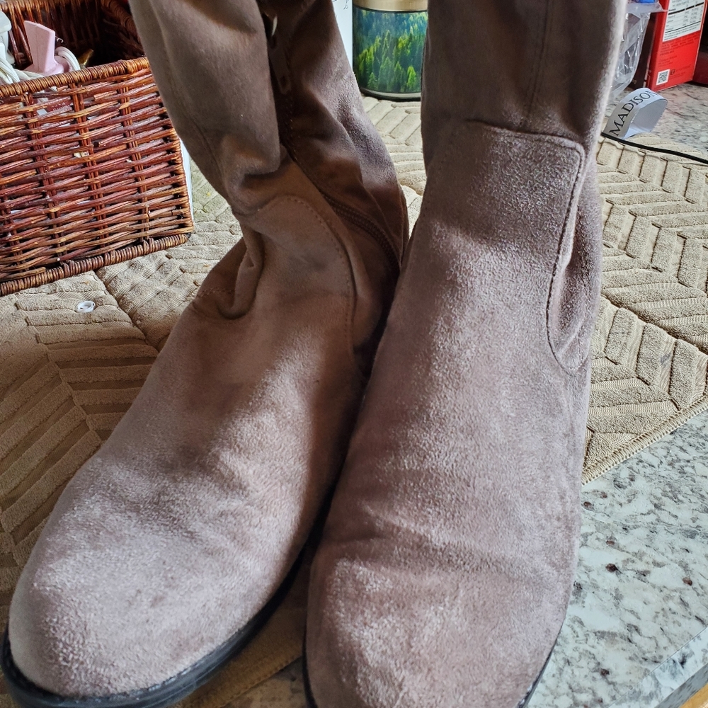 boots - Picture 2 of 3